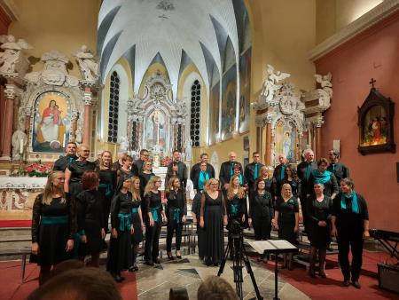 Društvo CMePZ Zvon ob slavnostnem koncertu v cerkvi sv. Petra